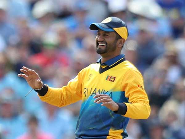 டி சில்வா 3 விக்கெட்கள் 