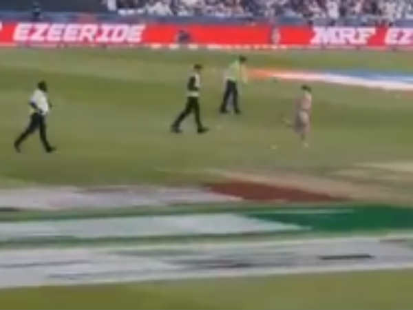 டிமிக்கி கொடுத்த ரசிகர் டிமிக்கி கொடுத்த ரசிகர்