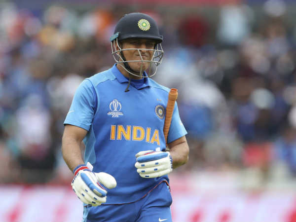 தோனி போராட்டம்