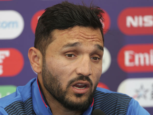 ஜாலியாக சிரித்தனர் 