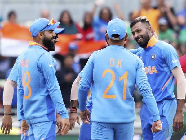 தோனிக்கு முன் பண்டியா தோனிக்கு முன் பண்டியா