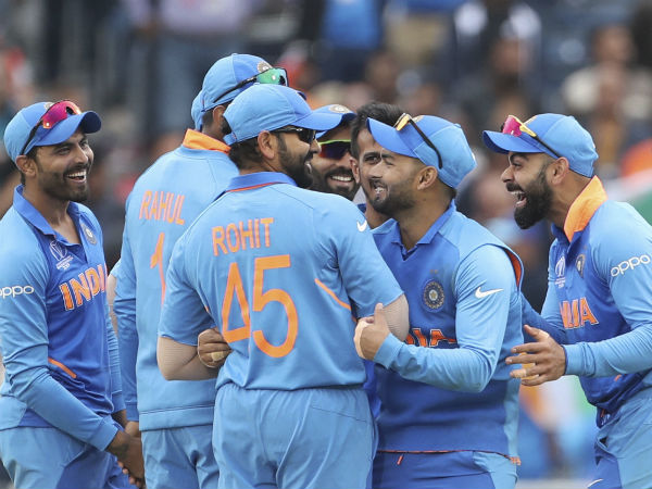 கையில் விலங்கு 