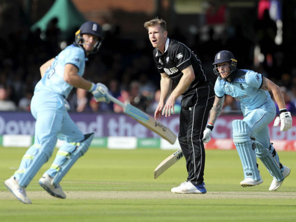 சர்ச்சையான ஓவர் த்ரோ 