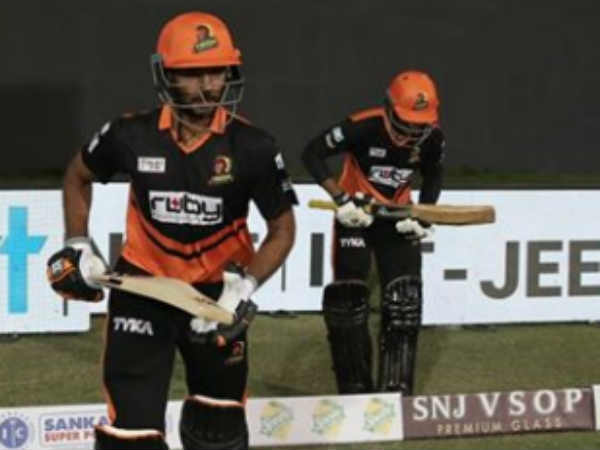 கை கோர்த்தனர் 