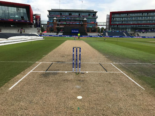 பேட்டிங் செய்கிறது 