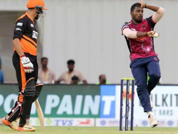 விக்னேஷ் வாரி இறைத்தார்