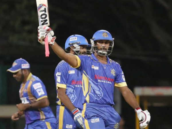 124 ரன்கள் எடுத்தது 