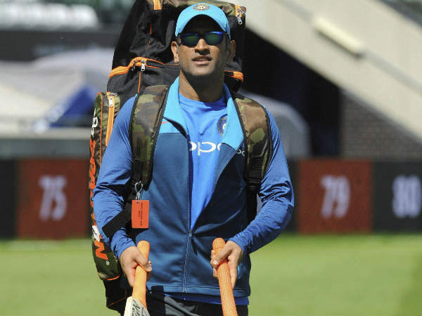 அமெரிக்காவில் தோனி 