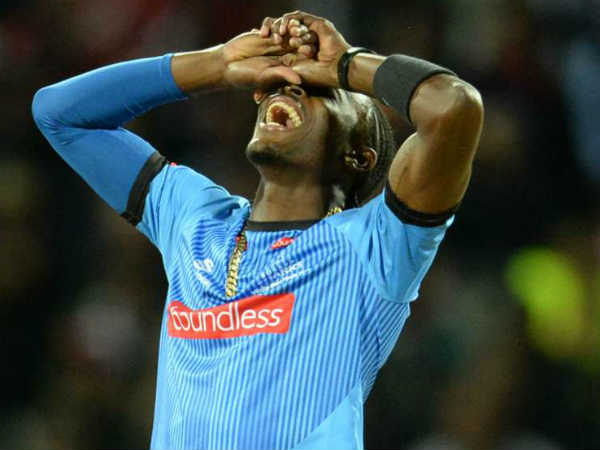 வாழ்த்தும் ரசிகர்கள் 