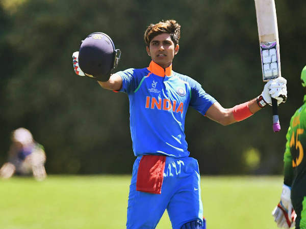 இரட்டை சதம் அடித்தார்