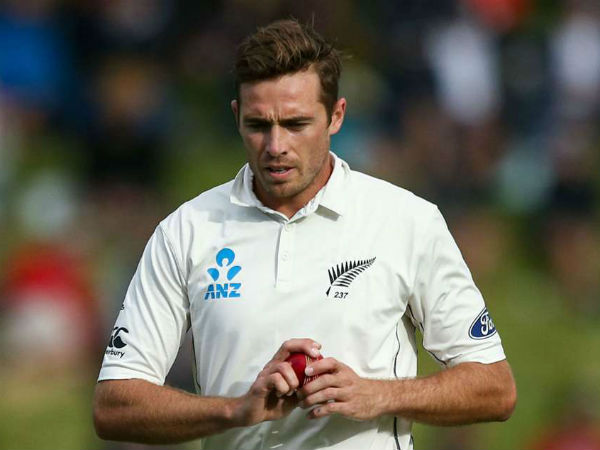 அசத்தல் பவுலிங் 