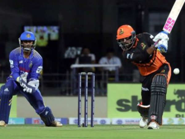 143 ரன்கள் 