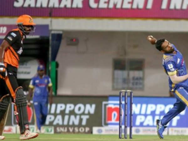 அசத்தல் பவுலிங் 