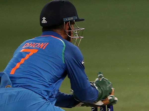 தோனிக்கு நெருக்கடி 