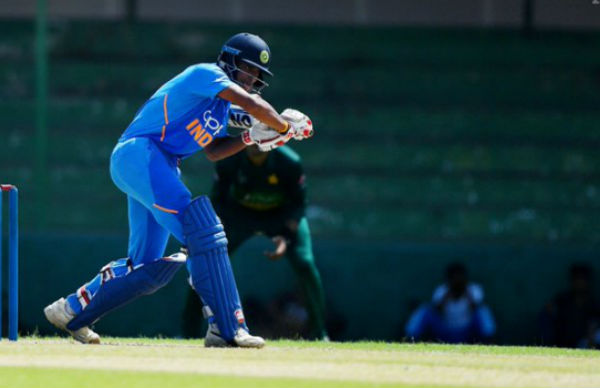 தலா 3 விக்கெட்டுகள் 