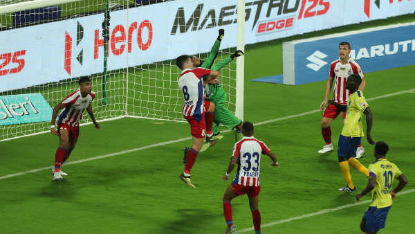 கொச்சி : கொச்சியில் நடைபெற்ற ஹீரோ இந்தியன் சூப்பர் லீக் 6 ஆவது சீசனின் முதலாவது ஆட்டத்தில் ஏடிகே அணியை 2 – 1 என்ற கோல் கணக்கில் வீழ்த்தி கேரளா பிளாஸ்டர்ஸ் அணி அபார வெற்றி பெற்றது. ஆறாவது ஹீரோ இந்தியன் சூப்பர் லீக் கால்பந்து போட்டிகள் இன்று தொடங்கின. இதில் நடப்பு சாம்பியன் பெங்களூரு எஃப்சி. அணி, முன்னாள் சாம்பியன்கள் சென்னையின் எஃப்சி, ஏடிகே மற்றும் கேரளா பிளாஸ்டர்ஸ், எஃப்சி.கோவா, நார்த் ஈஸ்ட் யுனைடெட் (கவுகாத்தி), ஜாம்ஷெட்பூர், ஒடிசா எஃப்சி, மும்பை சிட்டி, ஐதராபாத் எஃப்சி. ஆகிய அணிகள் பங்கேற்கின்றன. இந்த தொடரின் முதல் போட்டியில் கொச்சியில் கேரளா பிளாஸ்டர்ஸ் - ஏடிகே அணிகள் மோதின. ஆட்டம் சரியாக இரவு 7.30 மணிக்கு தொடங்கியது. இதில் டாஸ் வென்ற கேரள பிளாஸ்டர்ஸ் அணி இடது புறமிருந்து ஆட்டத்தைத் தொடங்கியது. இரு அணிகளும் மிகக் கடுமையாக மோதின. ஆறாவது நிமிடத்தில் ஏடிகே அணியின் கார்ல் மெக்ஹக் இந்த சீசனின் முதல் கோலை அடித்தார். ஆட்டத்தின் 14 ஆவது நிமிடத்துக்குப் பிறகு கேரளா அணி வீரர்கள் ஆக்ரோஷமாக விளையாடத் தொடங்கினர். 15 ஆவது நிமிடத்தில் ஏடிகே அணியின் ராணேவுக்கு மஞ்சள் அட்டை காண்பிக்கப்பட்டது. பின்னர் 16 ஆவது நிமிடத்தில் கேரளா அணியின் ஜெய்ரோவுக்கு மஞ்சள் அட்டை காண்பிக்கப்பட்டது. இதைத் தொடர்ந்து இரு அணிகளும் சிறப்பாக விளையாடின. குறிப்பாக கேரளா அணி ஆட்டத்தை சமன் செய்ய தீவிர முயற்சி செய்தது. ஆட்டத்தின் 30 ஆவது நிமிடத்தில் கேரளா அணிக்கு ஒரு பெனால்டி வாய்ப்பு கிடைத்தது அதில் அந்த அணியின் பார்தலோமெவ் ஒக்பேச் அற்புதமாக கோல் அடித்தார். இதைத் தொடர்ந்து ஆட்டத்தின் 45 ஆவது நிமிடத்தில் கேரளா பிளாஸ்டர்ஸ் அணியின் பார்தலோமெவ் ஒக்பேச் தனது இரண்டாவது கோலை அடித்தார். இதையடுத்து ஆட்டத்தின் முதல் பாதியில் கேரளா பிளாஸ்டர்ஸ் அணி 2 – 1 என்ற கோல் கணக்கில் முன்னிலை பெற்றது. இதைத் தொடர்ந்து ஆட்டத்தின் இரண்டாவது பகுதி தொடங்கியது. ஆட்டத்தின் 64 ஆவது நிமிடத்தில் கேரளா அணியின் சிடோ வெளியேற்றப்பட்டு அர்கியூஸ் களமிறக்கப்பட்டார். இதே போல் 65 ஆவது நிமிடத்தில் ஏடிகே அணியின் ராணே வெளியேற்றப்பட்டார். அவருக்கு பதிலாக செனாஜ் களமிறங்கினார். ஆட்டத்தின் 70 ஆவது நிமிடத்தில் ஏடிகே அணியின் ஜாவிக்கு மஞ்சள் அட்டை காண்பிக்கப்பட்டது. ஆட்டத்தின் 74, 81 மற்றும் 83 ஆவது நிமிடங்களில் இரு அணிகளிலும் வீரர்கள் மாற்றப்பட்டனர். ஆட்டத்தின் 88 ஆவது நிமிடத்தில் ஏடிகே அணியின் அகுசுக்கு மஞ்சள் அட்டை காண்பிக்கப்பட்டது. இறுதி வரை போராடியும் ஏடிகே அணியால் கேரளா அணியை சமன் செய்ய முடியவில்லை. இதையடுத்து கூடுதலாக 5 நிமிடங்கள் வழங்கப்பட்டன.. அந்த நிமிடத்திலும் ஏடிகே அணி கோல் எதுவும் அடிக்கவில்லை. இதையடுத்து கேரளா பிளாஸ்டர்ஸ் அணி, ஏடிகே அணியை 2 – 1 என்ற கோல் கணக்கில் வீழ்த்தி வெற்றி பெற்றது. ஐஎஸ்எல் கால்பந்து தொடரின் இரண்டாவது போட்டி குறித்து படித்து விட்டீர்களா?