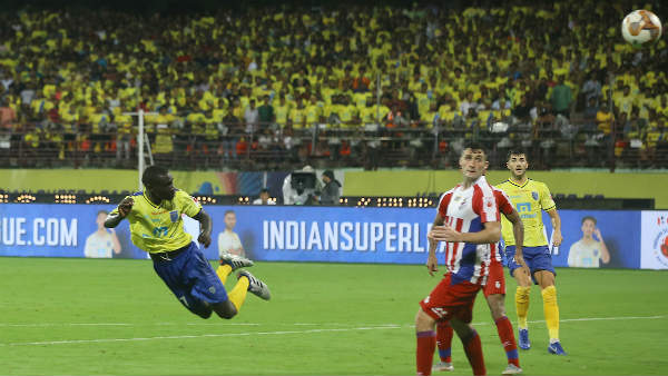 கொச்சி : கொச்சியில் நடைபெற்ற ஹீரோ இந்தியன் சூப்பர் லீக் 6 ஆவது சீசனின் முதலாவது ஆட்டத்தில் ஏடிகே அணியை 2 – 1 என்ற கோல் கணக்கில் வீழ்த்தி கேரளா பிளாஸ்டர்ஸ் அணி அபார வெற்றி பெற்றது. ஆறாவது ஹீரோ இந்தியன் சூப்பர் லீக் கால்பந்து போட்டிகள் இன்று தொடங்கின. இதில் நடப்பு சாம்பியன் பெங்களூரு எஃப்சி. அணி, முன்னாள் சாம்பியன்கள் சென்னையின் எஃப்சி, ஏடிகே மற்றும் கேரளா பிளாஸ்டர்ஸ், எஃப்சி.கோவா, நார்த் ஈஸ்ட் யுனைடெட் (கவுகாத்தி), ஜாம்ஷெட்பூர், ஒடிசா எஃப்சி, மும்பை சிட்டி, ஐதராபாத் எஃப்சி. ஆகிய அணிகள் பங்கேற்கின்றன. இந்த தொடரின் முதல் போட்டியில் கொச்சியில் கேரளா பிளாஸ்டர்ஸ் - ஏடிகே அணிகள் மோதின. ஆட்டம் சரியாக இரவு 7.30 மணிக்கு தொடங்கியது. இதில் டாஸ் வென்ற கேரள பிளாஸ்டர்ஸ் அணி இடது புறமிருந்து ஆட்டத்தைத் தொடங்கியது. இரு அணிகளும் மிகக் கடுமையாக மோதின. ஆறாவது நிமிடத்தில் ஏடிகே அணியின் கார்ல் மெக்ஹக் இந்த சீசனின் முதல் கோலை அடித்தார். ஆட்டத்தின் 14 ஆவது நிமிடத்துக்குப் பிறகு கேரளா அணி வீரர்கள் ஆக்ரோஷமாக விளையாடத் தொடங்கினர். 15 ஆவது நிமிடத்தில் ஏடிகே அணியின் ராணேவுக்கு மஞ்சள் அட்டை காண்பிக்கப்பட்டது. பின்னர் 16 ஆவது நிமிடத்தில் கேரளா அணியின் ஜெய்ரோவுக்கு மஞ்சள் அட்டை காண்பிக்கப்பட்டது. இதைத் தொடர்ந்து இரு அணிகளும் சிறப்பாக விளையாடின. குறிப்பாக கேரளா அணி ஆட்டத்தை சமன் செய்ய தீவிர முயற்சி செய்தது. ஆட்டத்தின் 30 ஆவது நிமிடத்தில் கேரளா அணிக்கு ஒரு பெனால்டி வாய்ப்பு கிடைத்தது அதில் அந்த அணியின் பார்தலோமெவ் ஒக்பேச் அற்புதமாக கோல் அடித்தார். இதைத் தொடர்ந்து ஆட்டத்தின் 45 ஆவது நிமிடத்தில் கேரளா பிளாஸ்டர்ஸ் அணியின் பார்தலோமெவ் ஒக்பேச் தனது இரண்டாவது கோலை அடித்தார். இதையடுத்து ஆட்டத்தின் முதல் பாதியில் கேரளா பிளாஸ்டர்ஸ் அணி 2 – 1 என்ற கோல் கணக்கில் முன்னிலை பெற்றது. இதைத் தொடர்ந்து ஆட்டத்தின் இரண்டாவது பகுதி தொடங்கியது. ஆட்டத்தின் 64 ஆவது நிமிடத்தில் கேரளா அணியின் சிடோ வெளியேற்றப்பட்டு அர்கியூஸ் களமிறக்கப்பட்டார். இதே போல் 65 ஆவது நிமிடத்தில் ஏடிகே அணியின் ராணே வெளியேற்றப்பட்டார். அவருக்கு பதிலாக செனாஜ் களமிறங்கினார். ஆட்டத்தின் 70 ஆவது நிமிடத்தில் ஏடிகே அணியின் ஜாவிக்கு மஞ்சள் அட்டை காண்பிக்கப்பட்டது. ஆட்டத்தின் 74, 81 மற்றும் 83 ஆவது நிமிடங்களில் இரு அணிகளிலும் வீரர்கள் மாற்றப்பட்டனர். ஆட்டத்தின் 88 ஆவது நிமிடத்தில் ஏடிகே அணியின் அகுசுக்கு மஞ்சள் அட்டை காண்பிக்கப்பட்டது. இறுதி வரை போராடியும் ஏடிகே அணியால் கேரளா அணியை சமன் செய்ய முடியவில்லை. இதையடுத்து கூடுதலாக 5 நிமிடங்கள் வழங்கப்பட்டன.. அந்த நிமிடத்திலும் ஏடிகே அணி கோல் எதுவும் அடிக்கவில்லை. இதையடுத்து கேரளா பிளாஸ்டர்ஸ் அணி, ஏடிகே அணியை 2 – 1 என்ற கோல் கணக்கில் வீழ்த்தி வெற்றி பெற்றது. ஐஎஸ்எல் கால்பந்து தொடரின் இரண்டாவது போட்டி குறித்து படித்து விட்டீர்களா?