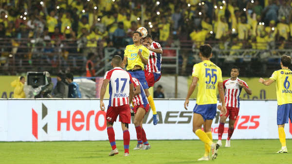 கொச்சி : கொச்சியில் நடைபெற்ற ஹீரோ இந்தியன் சூப்பர் லீக் 6 ஆவது சீசனின் முதலாவது ஆட்டத்தில் ஏடிகே அணியை 2 – 1 என்ற கோல் கணக்கில் வீழ்த்தி கேரளா பிளாஸ்டர்ஸ் அணி அபார வெற்றி பெற்றது. ஆறாவது ஹீரோ இந்தியன் சூப்பர் லீக் கால்பந்து போட்டிகள் இன்று தொடங்கின. இதில் நடப்பு சாம்பியன் பெங்களூரு எஃப்சி. அணி, முன்னாள் சாம்பியன்கள் சென்னையின் எஃப்சி, ஏடிகே மற்றும் கேரளா பிளாஸ்டர்ஸ், எஃப்சி.கோவா, நார்த் ஈஸ்ட் யுனைடெட் (கவுகாத்தி), ஜாம்ஷெட்பூர், ஒடிசா எஃப்சி, மும்பை சிட்டி, ஐதராபாத் எஃப்சி. ஆகிய அணிகள் பங்கேற்கின்றன. இந்த தொடரின் முதல் போட்டியில் கொச்சியில் கேரளா பிளாஸ்டர்ஸ் - ஏடிகே அணிகள் மோதின. ஆட்டம் சரியாக இரவு 7.30 மணிக்கு தொடங்கியது. இதில் டாஸ் வென்ற கேரள பிளாஸ்டர்ஸ் அணி இடது புறமிருந்து ஆட்டத்தைத் தொடங்கியது. இரு அணிகளும் மிகக் கடுமையாக மோதின. ஆறாவது நிமிடத்தில் ஏடிகே அணியின் கார்ல் மெக்ஹக் இந்த சீசனின் முதல் கோலை அடித்தார். ஆட்டத்தின் 14 ஆவது நிமிடத்துக்குப் பிறகு கேரளா அணி வீரர்கள் ஆக்ரோஷமாக விளையாடத் தொடங்கினர். 15 ஆவது நிமிடத்தில் ஏடிகே அணியின் ராணேவுக்கு மஞ்சள் அட்டை காண்பிக்கப்பட்டது. பின்னர் 16 ஆவது நிமிடத்தில் கேரளா அணியின் ஜெய்ரோவுக்கு மஞ்சள் அட்டை காண்பிக்கப்பட்டது. இதைத் தொடர்ந்து இரு அணிகளும் சிறப்பாக விளையாடின. குறிப்பாக கேரளா அணி ஆட்டத்தை சமன் செய்ய தீவிர முயற்சி செய்தது. ஆட்டத்தின் 30 ஆவது நிமிடத்தில் கேரளா அணிக்கு ஒரு பெனால்டி வாய்ப்பு கிடைத்தது அதில் அந்த அணியின் பார்தலோமெவ் ஒக்பேச் அற்புதமாக கோல் அடித்தார். இதைத் தொடர்ந்து ஆட்டத்தின் 45 ஆவது நிமிடத்தில் கேரளா பிளாஸ்டர்ஸ் அணியின் பார்தலோமெவ் ஒக்பேச் தனது இரண்டாவது கோலை அடித்தார். இதையடுத்து ஆட்டத்தின் முதல் பாதியில் கேரளா பிளாஸ்டர்ஸ் அணி 2 – 1 என்ற கோல் கணக்கில் முன்னிலை பெற்றது. இதைத் தொடர்ந்து ஆட்டத்தின் இரண்டாவது பகுதி தொடங்கியது. ஆட்டத்தின் 64 ஆவது நிமிடத்தில் கேரளா அணியின் சிடோ வெளியேற்றப்பட்டு அர்கியூஸ் களமிறக்கப்பட்டார். இதே போல் 65 ஆவது நிமிடத்தில் ஏடிகே அணியின் ராணே வெளியேற்றப்பட்டார். அவருக்கு பதிலாக செனாஜ் களமிறங்கினார். ஆட்டத்தின் 70 ஆவது நிமிடத்தில் ஏடிகே அணியின் ஜாவிக்கு மஞ்சள் அட்டை காண்பிக்கப்பட்டது. ஆட்டத்தின் 74, 81 மற்றும் 83 ஆவது நிமிடங்களில் இரு அணிகளிலும் வீரர்கள் மாற்றப்பட்டனர். ஆட்டத்தின் 88 ஆவது நிமிடத்தில் ஏடிகே அணியின் அகுசுக்கு மஞ்சள் அட்டை காண்பிக்கப்பட்டது. இறுதி வரை போராடியும் ஏடிகே அணியால் கேரளா அணியை சமன் செய்ய முடியவில்லை. இதையடுத்து கூடுதலாக 5 நிமிடங்கள் வழங்கப்பட்டன.. அந்த நிமிடத்திலும் ஏடிகே அணி கோல் எதுவும் அடிக்கவில்லை. இதையடுத்து கேரளா பிளாஸ்டர்ஸ் அணி, ஏடிகே அணியை 2 – 1 என்ற கோல் கணக்கில் வீழ்த்தி வெற்றி பெற்றது. ஐஎஸ்எல் கால்பந்து தொடரின் இரண்டாவது போட்டி குறித்து படித்து விட்டீர்களா?