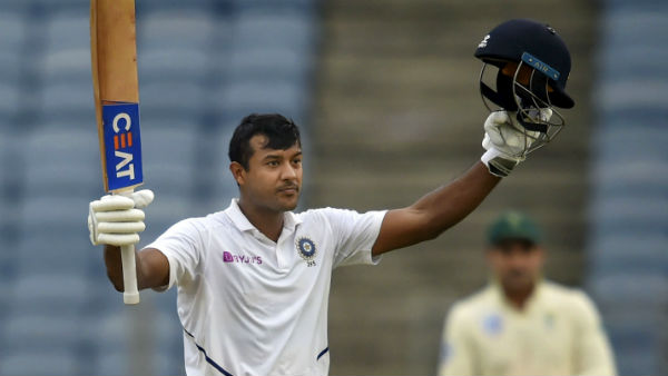 இரண்டு சிக்ஸ் அடித்தார்