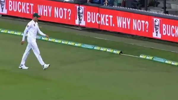 பந்தை தட்டிவிட்டார்