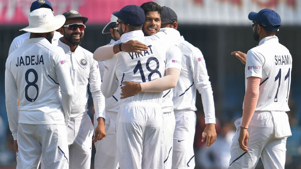 மைதானத்தின் அருகில் பறக்கும் 