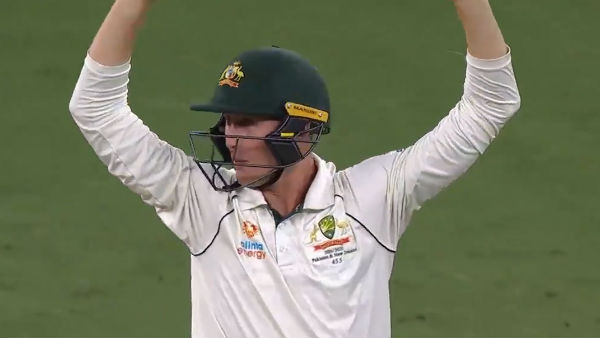 அம்பயரிடம் அவுட் கேட்டார் அம்பயரிடம் அவுட் கேட்டார்