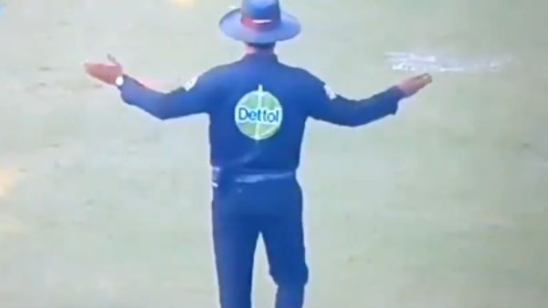 அணி இயக்குனர் புகார்