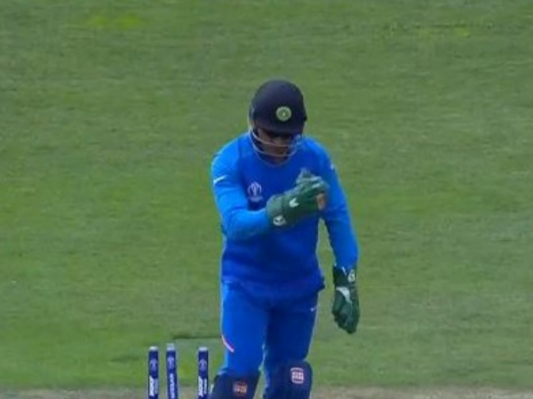 கிளவுஸை மாற்றிய தோனி