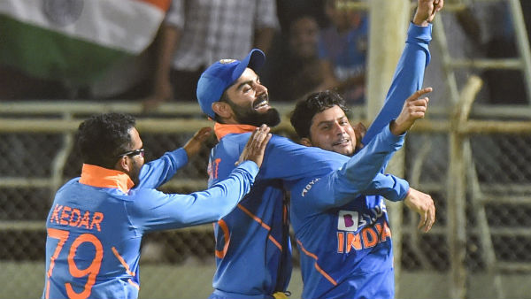 2 போட்டிகளில் ஹாட்ரிக் எடுத்து சாதனை 