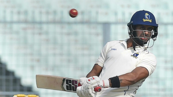 அறைக்கு சென்றார்