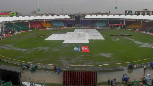 பத்தாண்டுகள் தனிமைப்பட்ட பாகிஸ்தான் பத்தாண்டுகள் தனிமைப்பட்ட பாகிஸ்தான்