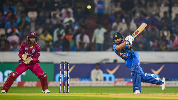 அதிரடியை தொடர்ந்த கோலி அதிரடியை தொடர்ந்த கோலி