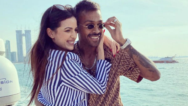 வாழ்த்துமழையில் நனைந்த ஜோடி 