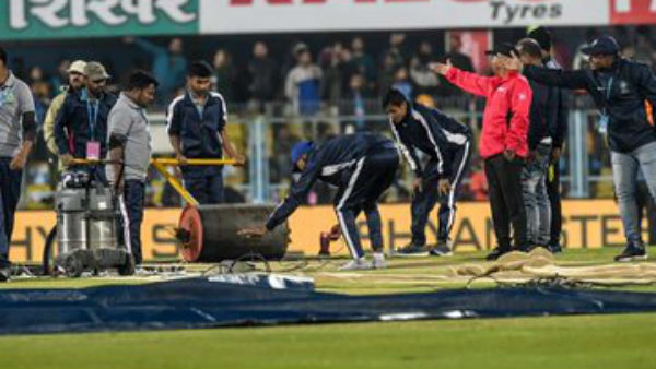 மைதானத்தில் மழை