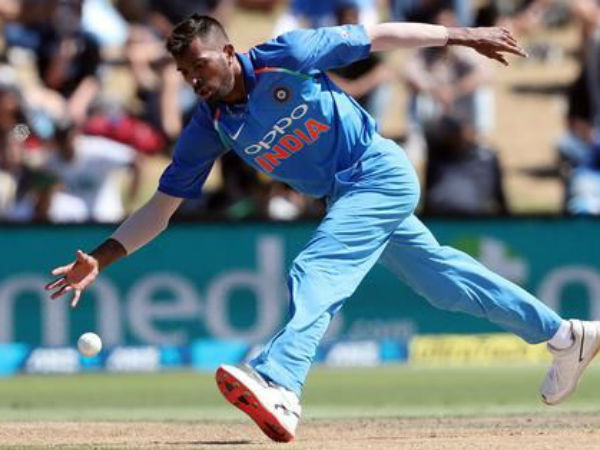 கேக் வெட்டி கொண்டாட்டம்