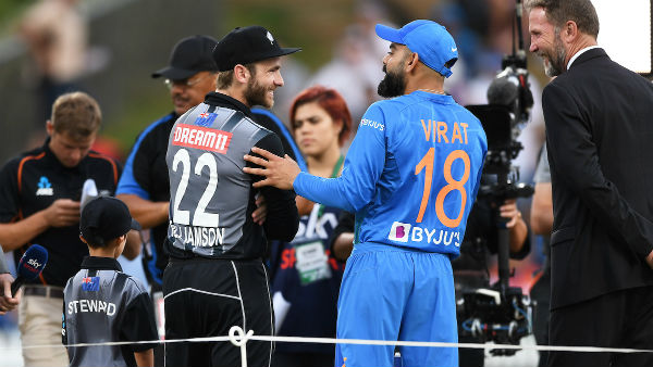 இரண்டு சிக்ஸர்கள் வெளுத்த ரோஹித்