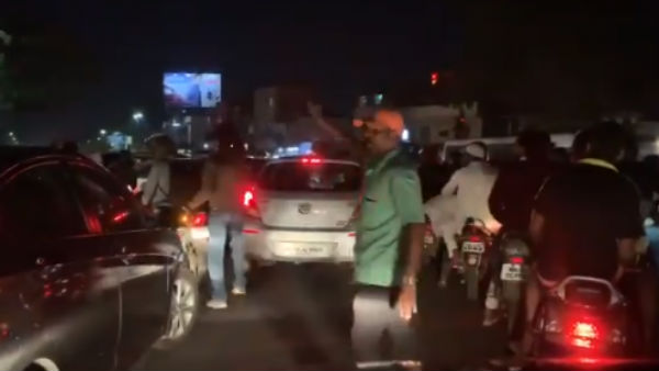 டிராபிக்கில் சிக்கி தவிப்பு 