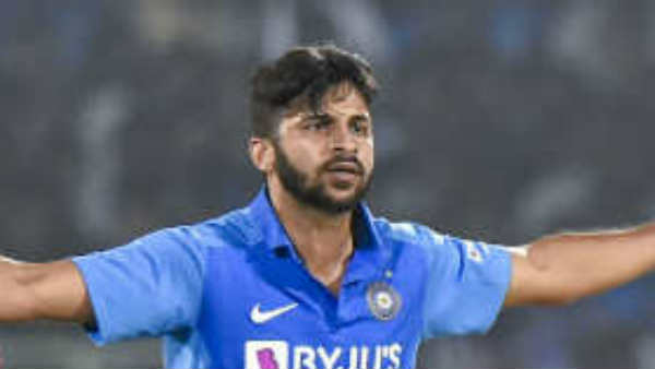 வாரி வழங்கிய குல்தீப் 