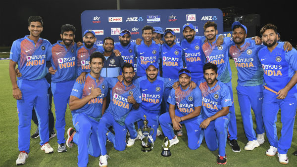 12 ரசிகர்கள் வெளியேற்றம்