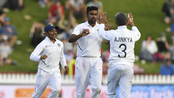 அஸ்வின் 3 விக்கெட்கள் அஸ்வின் 3 விக்கெட்கள்