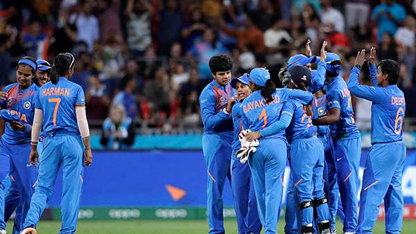  4 விக்கெட்டுகளை வீழ்த்திய பூனம்