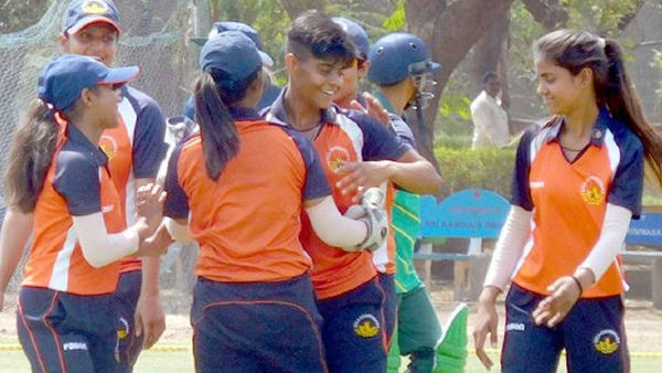 முதல் இந்திய வீரர் அனில் கும்ப்ளே 