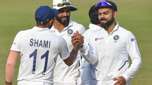 இரு பந்துவீச்சாளர்கள்