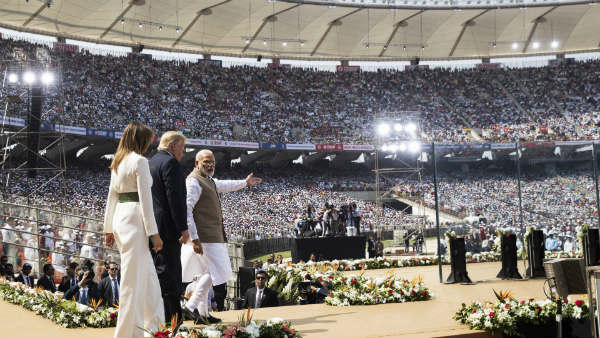 தேநீர் விற்றார் மோடி