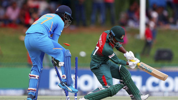 சீண்டல் பின்னணி சீண்டல் பின்னணி