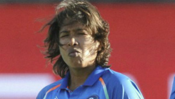 300 விக்கெட்டுகளை சாய்த்து அசத்தல் 