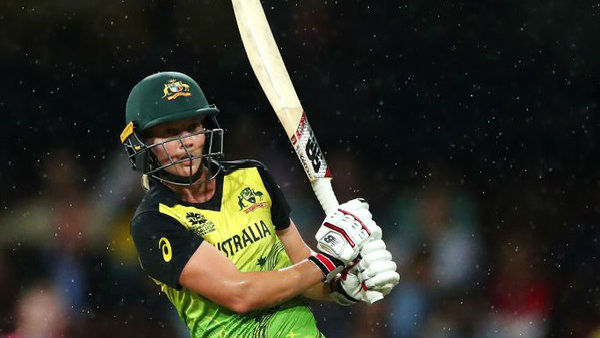 ஆஸ்திரேலியாவை பந்து வீச்சால் மிரட்டிய பூனம் 