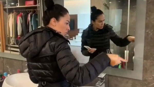 நல்லா பொழுது போகுது போல 