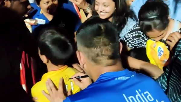 ரசிகர்களின் உற்சாகம் 