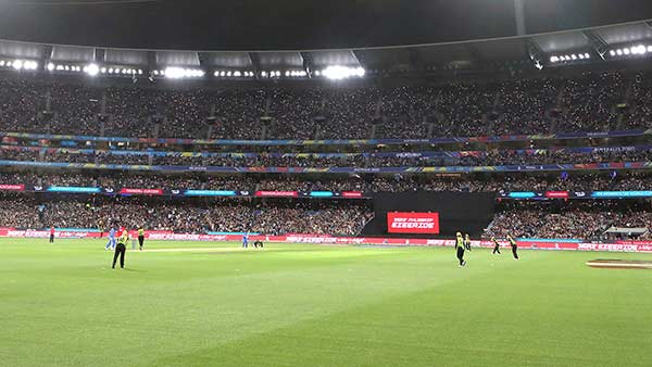 உற்சாகமாக ஊக்குவித்த ரசிகர்கள் 